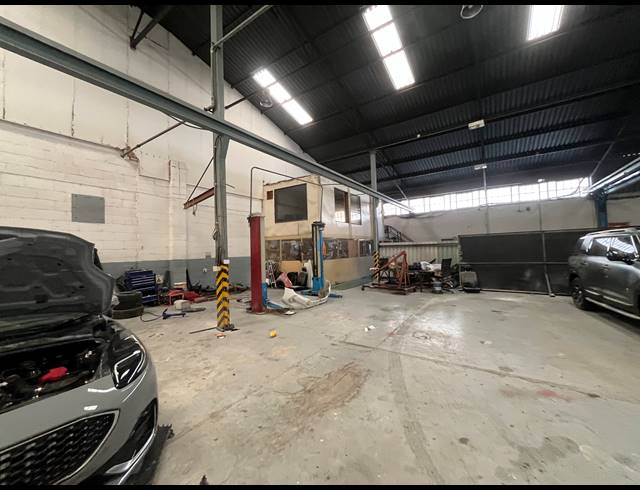 950M² WAREHOUSE TO LET IN EASTLEIGH